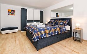 Relaxing 2Bd Apartment, Ground Floor - Walk To Old Town