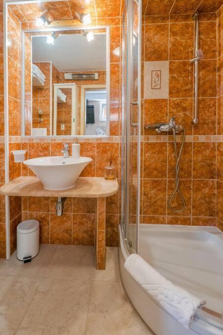 Relaxing 2Bd Apartment, Ground Floor - Walk To Old Town Split Exterior photo