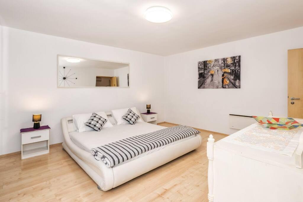 Relaxing 2Bd Apartment, Ground Floor - Walk To Old Town Split Exterior photo