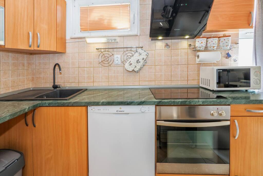 Relaxing 2Bd Apartment, Ground Floor - Walk To Old Town Split Exterior photo