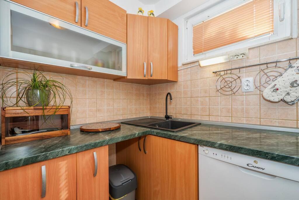Relaxing 2Bd Apartment, Ground Floor - Walk To Old Town Split Exterior photo